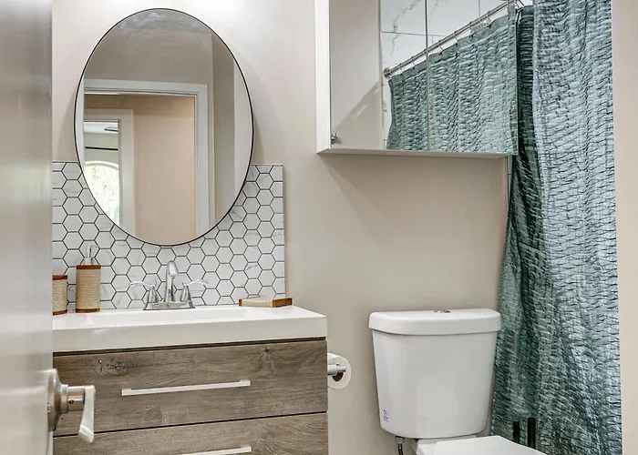 Sports, Trails & More! W/ Pool In Glendale